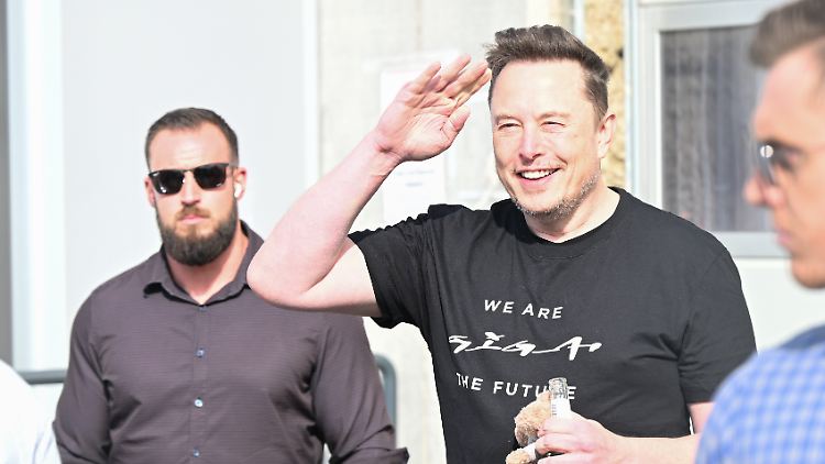 Bei seinem Auftritt in Brandenburg soll Musk einem Bericht zufolge auch Verschwörungstheorien geschürt haben.