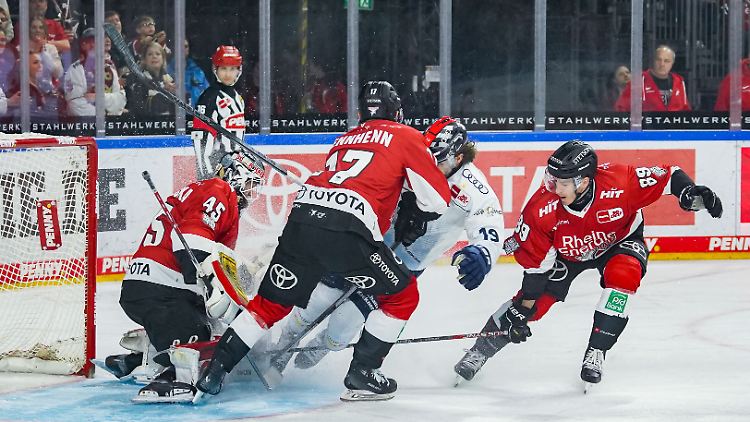 Die Kölner Haie müssen einen herben Dämpfer im Kampf um das Viertelfinale hinnehmen.