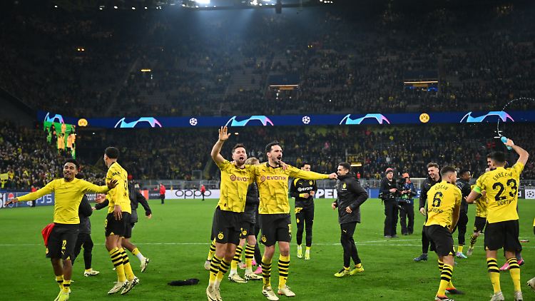 Nach dem Spiel tanzten sie auf dem Rasen.