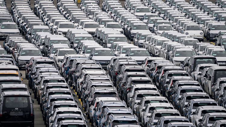 Zwar sei die Förderung der Elektromobilität aus Klimaschutzgründen sinnvoll. "Die Folgen bei den Steuereinnahmen werden allerdings schmerzhaft sein", heißt es in der Studie.