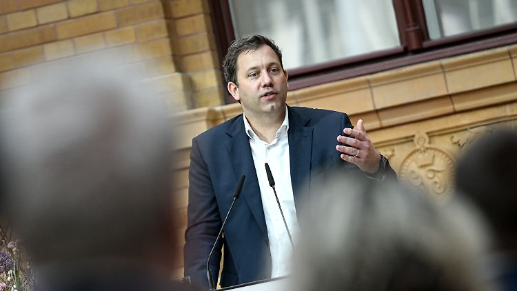 Lars Klingbeil will verhindern, dass Haushaltsposten gegeneinander ausgespielt werden.