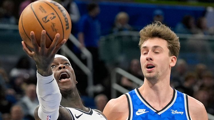 Dennis Schröder zieht hier mal an Franz Wagner vorbei.