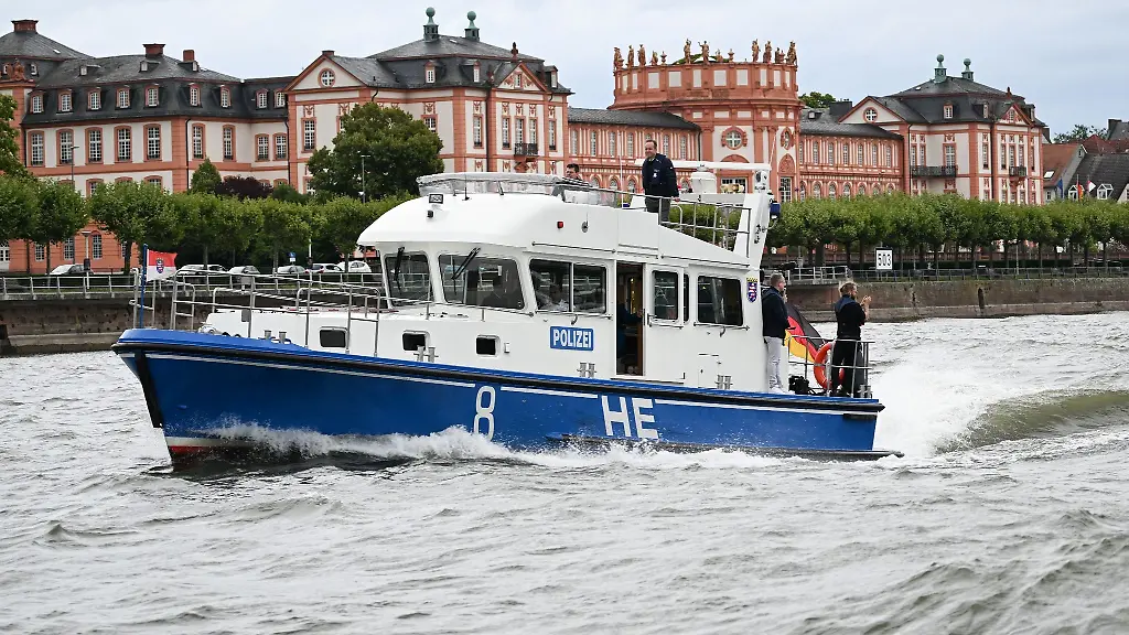 Ein-Boot-der-Wasserschutzpolizei-passiert-Schloss-Biebrich