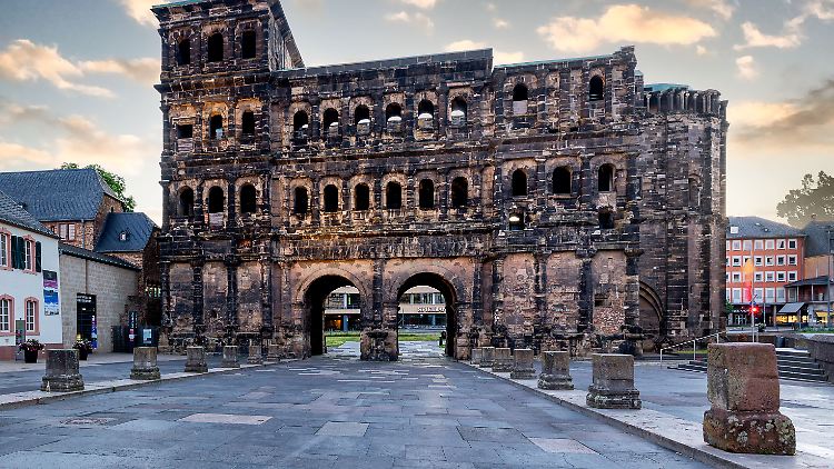 Trier gehört zu den ältesten Städten Deutschlands. Das Stadttor Porta Nigra wurde ab 170 n. Chr. von den Römern errichtet.  