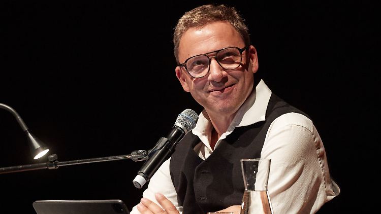 Rocko Schamoni, geboren 1966, ist Autor, Entertainer, Musiker, Schauspieler und Bühnenkünstler. Mit seinen Romanbestsellern füllt er Hallen. Lange Jahre betrieb er zusammen mit Schorsch Kamerun den legendären "Golden Pudel Club" auf Sankt Pauli.