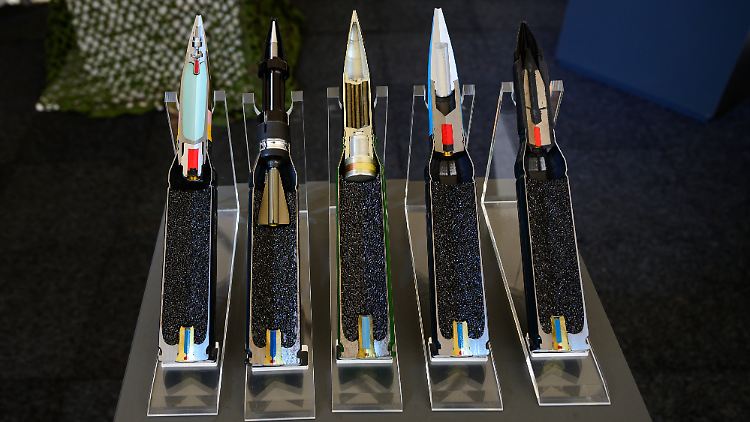 Verschiedene 35mm-Munition für den Gepard als Schnittmodelle - mit Waffen und Munition erzielt Rheinmetall eine besonders hohe Rendite.
