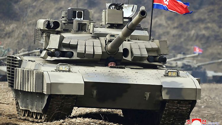 Nordkoreas Machthaber Kim ist der Nachrichtenagentur KCNA zufolge "sehr zufrieden" mit der Schlagkraft des neuen Panzers.