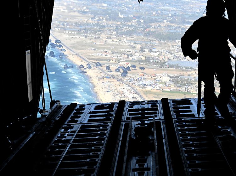 Riskanter Einsatz: Blick aus dem Heck eines US-Transportfliegers beim Abwurf von Hilfsgütern über dem Gazastreifen.