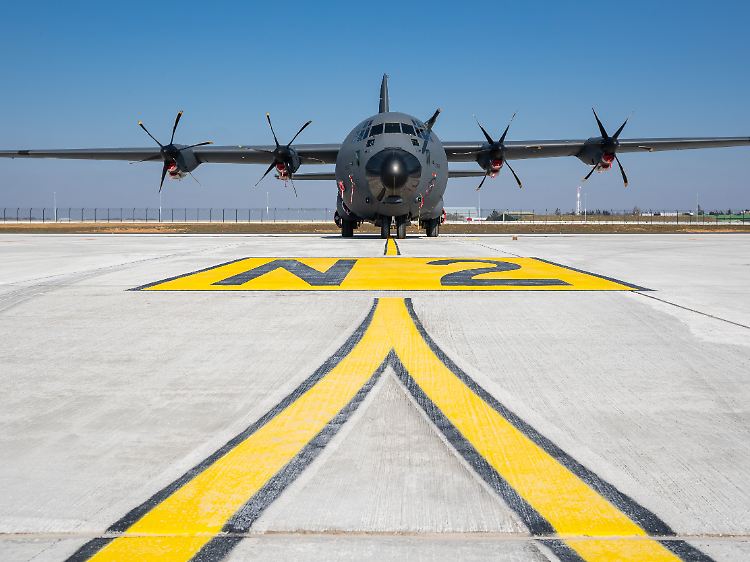 Vier Rolls-Royce-Motoren mit je 4500 PS: Pro Flug kann die "Super Hercules" bis zu 21 Tonnen an Ladung mitnehmen.