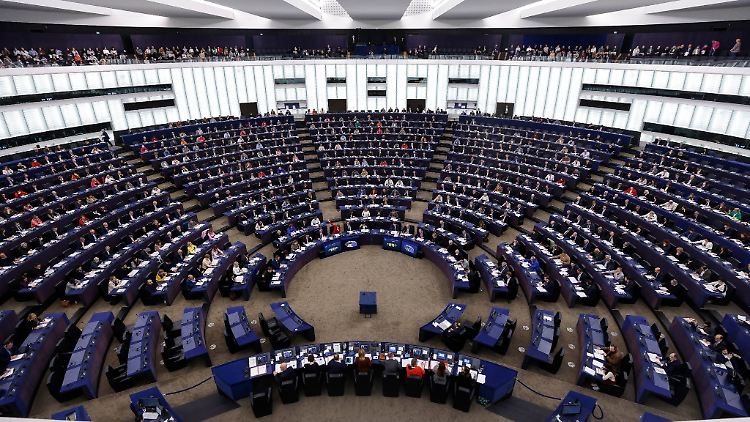 Über die Klage will das Parlament klären lassen, ob die Entscheidung der Kommission, trotz anhaltender Kritik an Verstößen gegen rechtsstaatliche Prinzipien in Ungarn eingefrorene EU-Fördermittel in Höhe von rund zehn Milliarden Euro für das Land freizugeben, rechtmäßig war.