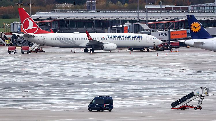 Ein Flugzeug steht im November auf dem Vorfeld des Hamburger Flughafens. Hinter der Maschine steht das Auto, in dem der Geiselnehmer mit seinem Kind sitzt. 