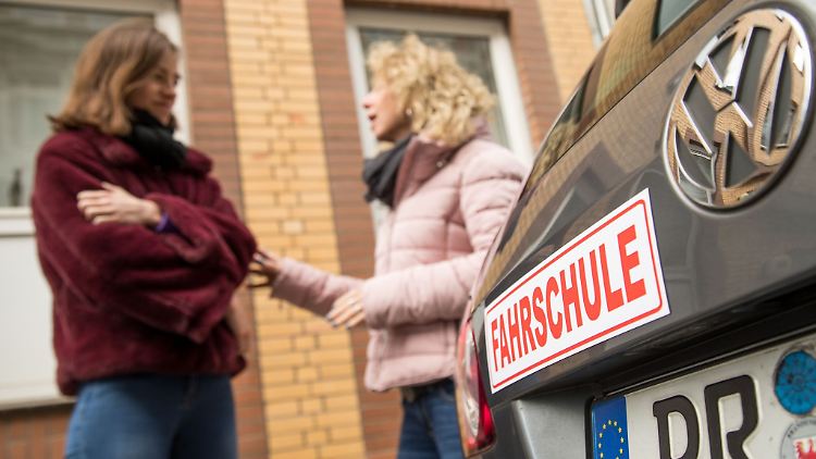 Um unerwünschte Ausgaben zu vermeiden, klärt man besser vor Beginn der Ausbildung genau, welche Leistungen benötigt werden.