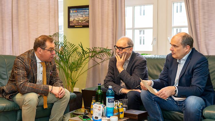 Mit Oleksii Makeiev sprachen Thomas Schmoll (M.), Hubertus Volmer sowie Klaus Wedekind.