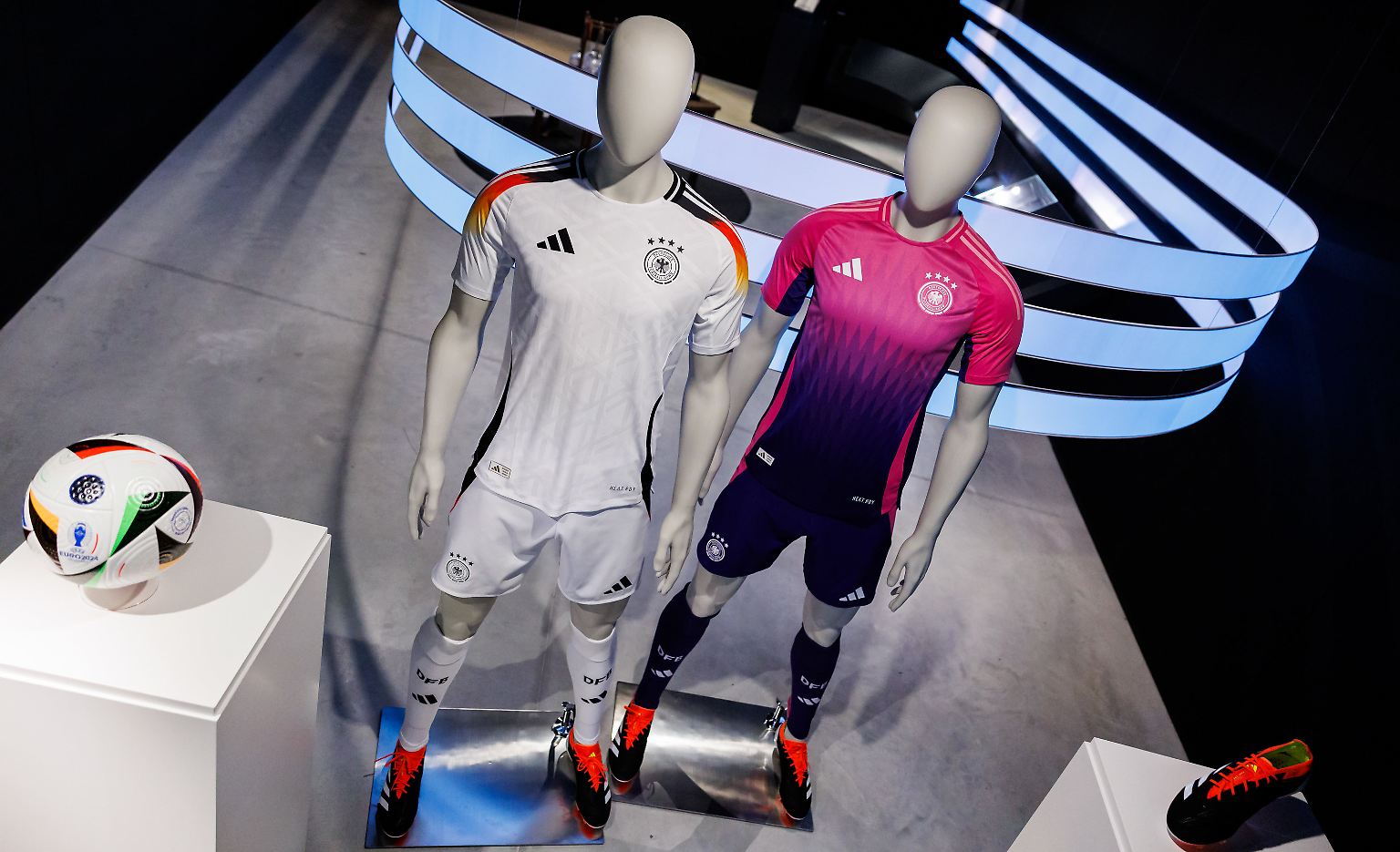 Der Deutsche Fußball-Bund und Adidas: Mehr als 70 Jahre dauert die Partnerschaft an. Nun wendet sich der …