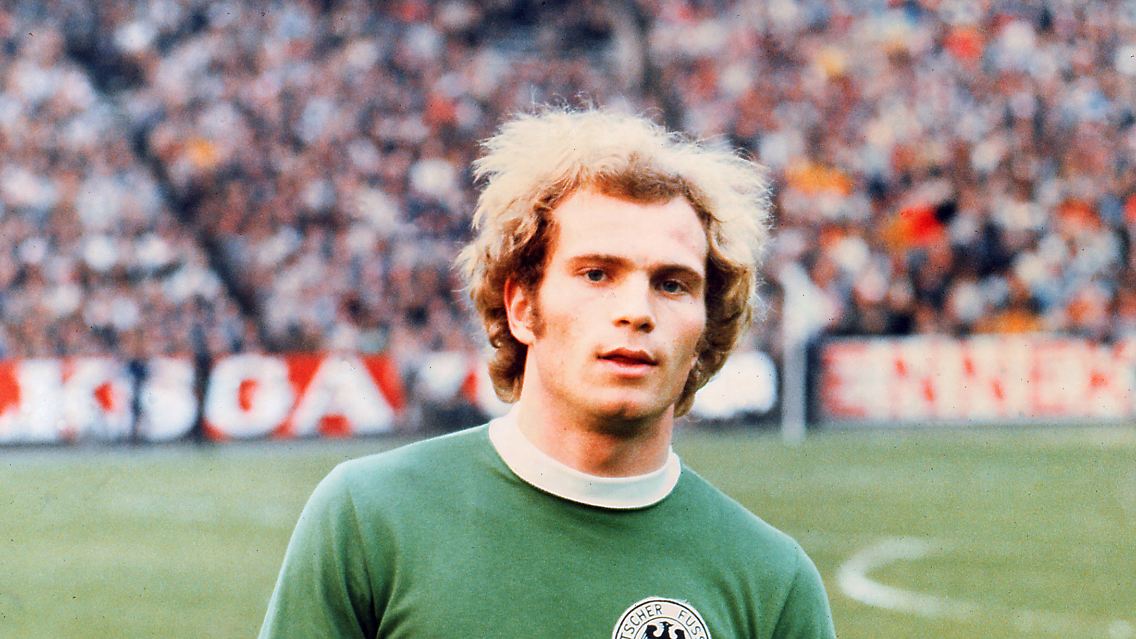 Größere Berühmtheit erlangte 1972 erstmals auch das grüne Auswärtstrikot, in dem die verletzungsgeplagte deutsche Elf Gastgeber England im Wembley-Stadion bezwang und den "Geist" der Weltmeister von 1974 (Günter Netzer) prägte.