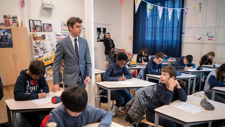 Premierminister Attal künidgte an, Schüler in Leistungsgruppen aufteilen zu wollen.