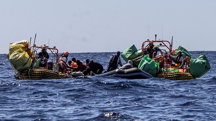 Die Besatzung der "Ocean Viking" rettet 25 Migranten im Mittelmeer. 