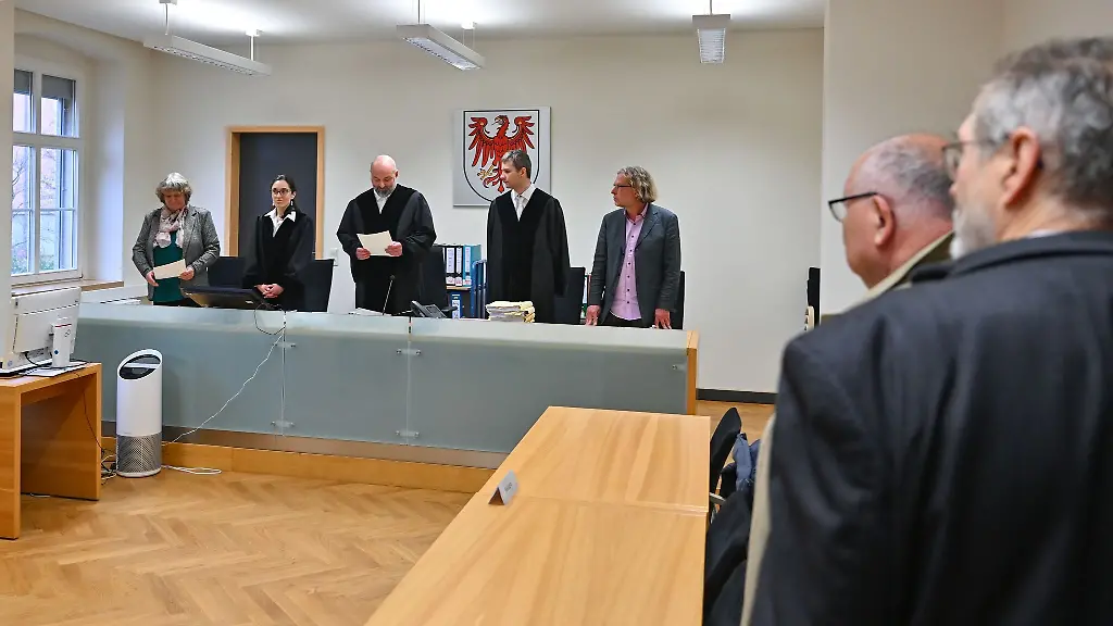 Richter-vom-Verwaltungsgericht-beginnen-mit-der-Verhandlung-zum-Klageverfahren-der-Haasenburg-GmbH