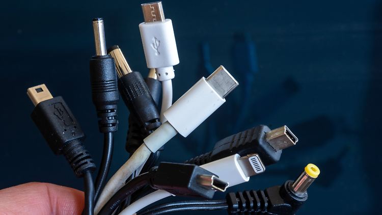 Von A bis USB-C ist alles dabei - bald löst sich der Knoten der Ladekabel.