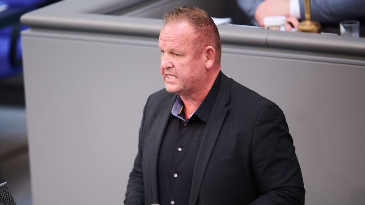 Der Aufforderung des Ausschusssekretariates, den unrechtmäßig angeeigneten Platz wieder zu räumen, kommt AfD-Mann Ziegler zunächst nicht nach. 