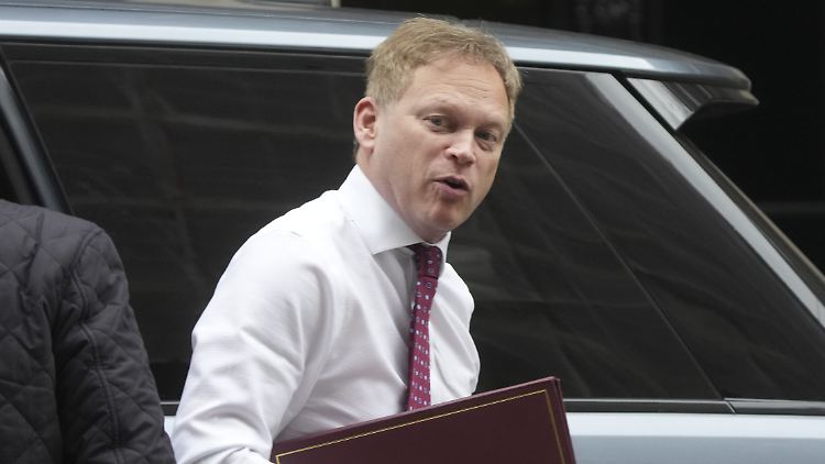 Der Vorfall habe die Sicherheit des Flugzeuges mit dem britischen Minister nicht bedroht, hieß es.