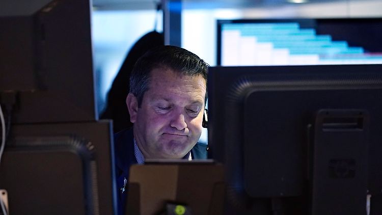 Hartnäckige Inflation, schwache Konjunktur: Die US-Börsen schließen im Minus. 
