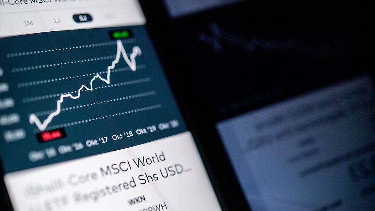 Im Idealfall steigen die Kurse mit den Jahren: Nicht zuletzt deshalb setzen viele Sparerinnen und Sparer beim Vermögensaufbau auf ETFs.