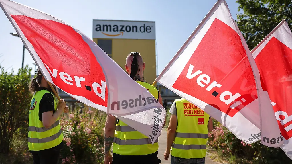Streikende-stehen-mit-Verdi-Flaggen-vor-einem-Verteilzentrum-des-Online-Haendlers-Amazon-in-Leipzig-Archivbild