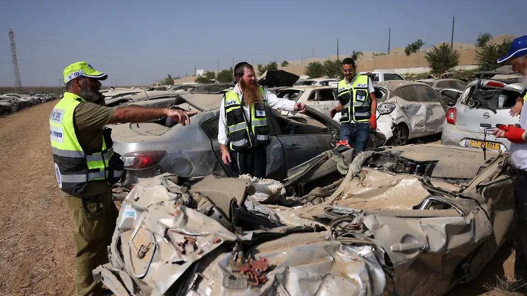 2023-11-05T115730Z-431443849-RC2X64ANMQQU-RTRMADP-3-ISRAEL-PALESTINIANS-FORENSICS-VEHICLES