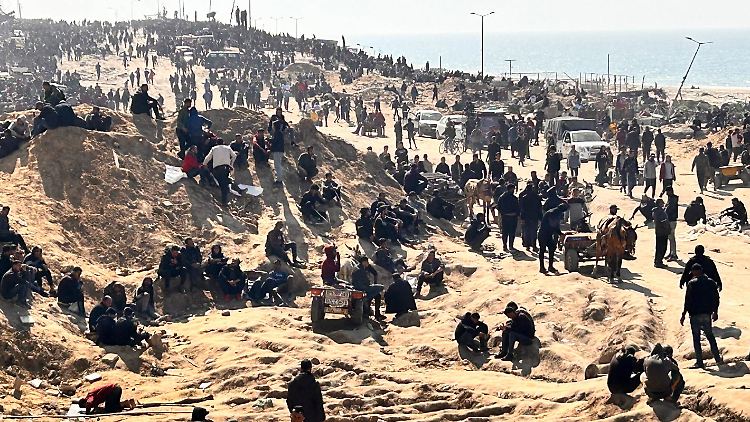 Wie hier Ende Februar warteten Palästinenser auf humanitäre Hilfen. Dabei sollen erneut Menschen unter Beschuss geraten sein.