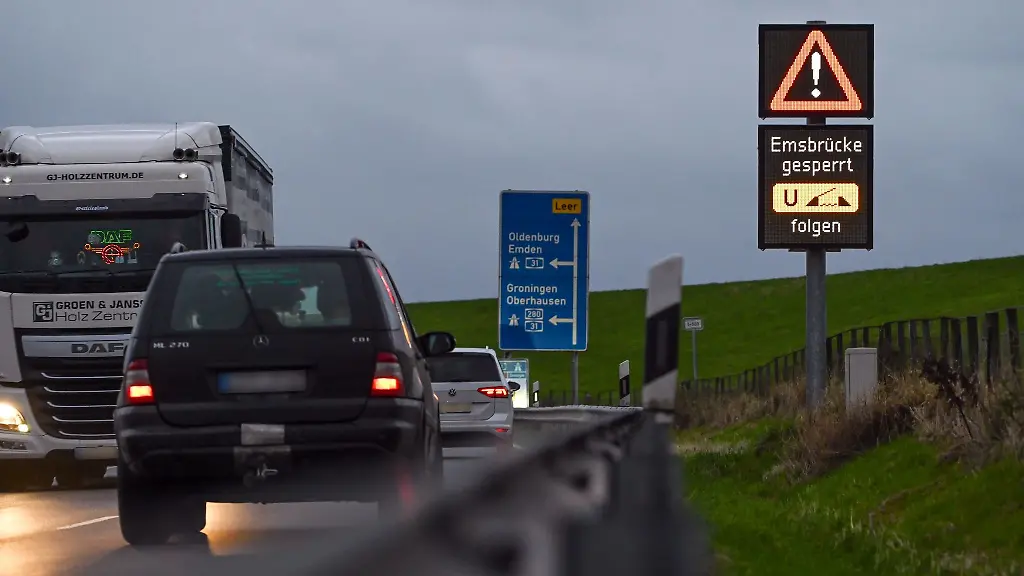 Ein-elektronisches-Verkehrsschild-weist-auf-die-Sperrung-der-Jann-Berghaus-Bruecke-ueber-die-Ems-hin