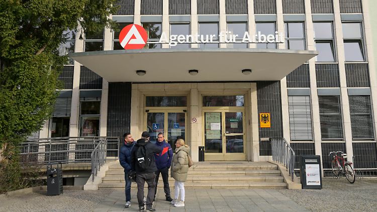 Die Agentur für Arbeit wird einer Studie zufolge auch künftig nicht überflüssig. 