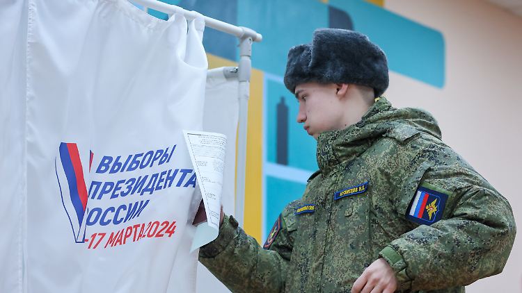 Ob diesem russischen Soldaten die Wahlentscheidung schwerfällt?