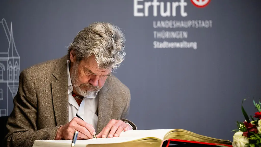 Der-italienische-Bergsteiger-Reinhold-Messner-traegt-sich-in-das-Goldene-Buch-der-Landeshauptstadt-Erfurt-ein