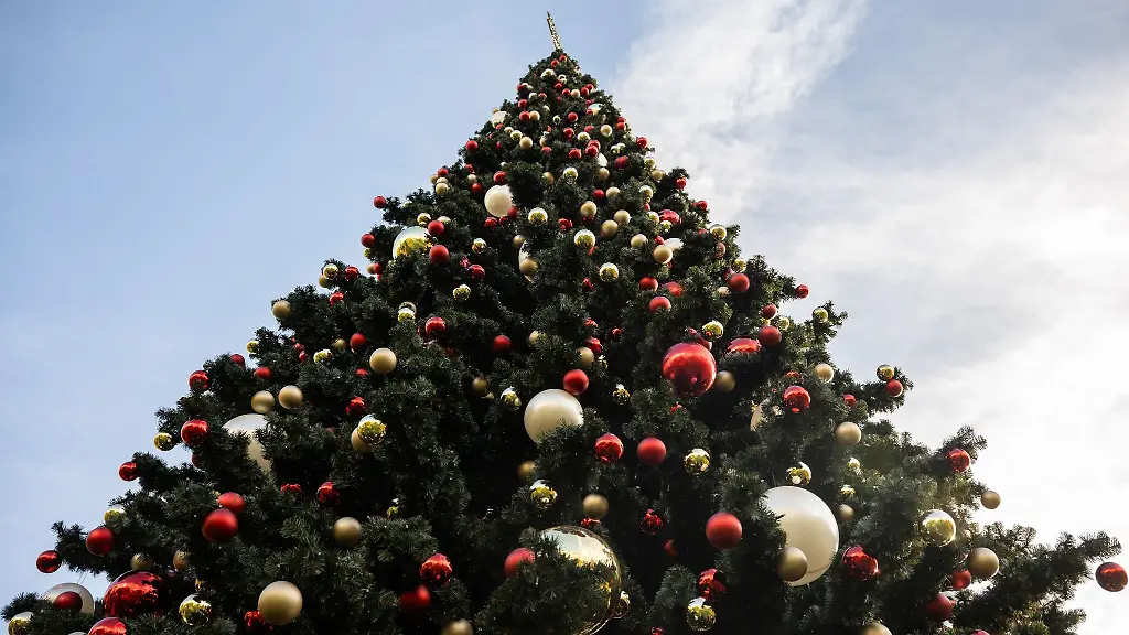 Christbaumkugeln-haengen-an-einem-Baum