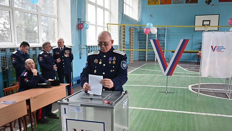 Weder frei noch fair: Die sogenannten Wahlen in Russland sind stets ein großes Spektakel mit bekanntem Ausgang.