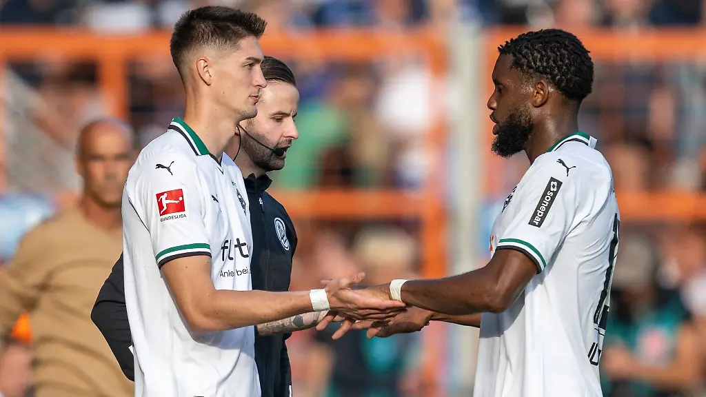 Gladbachs-Tomas-Cvancara-l-wird-fuer-Gladbachs-Jordan-Siebatcheu-eingewechselt