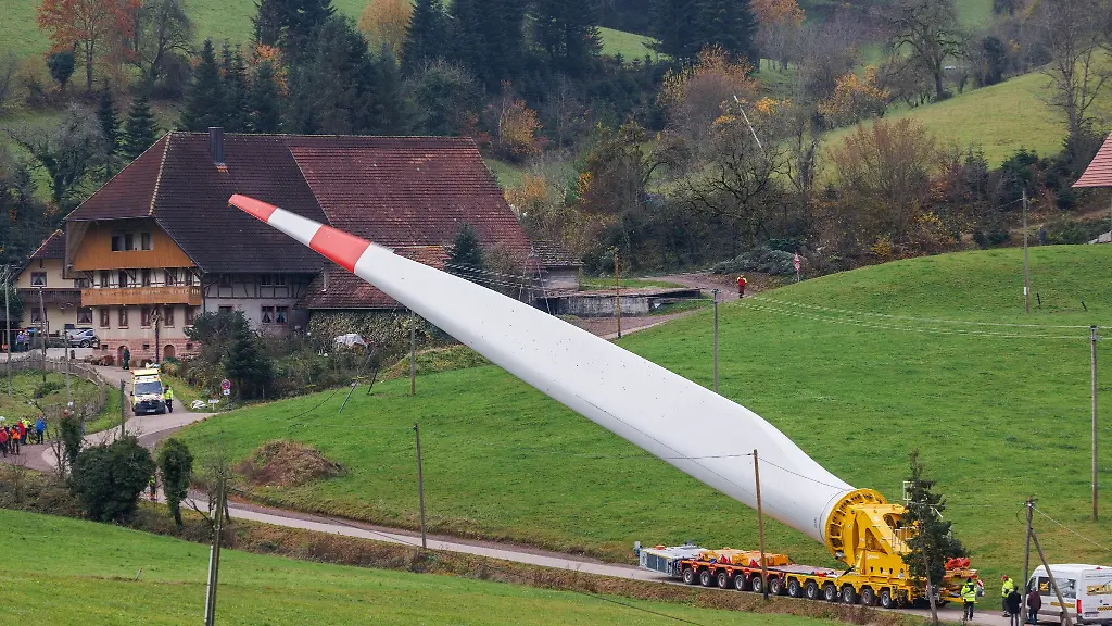 Ein-Fluegel-eines-Windrads-ist-auf-einem-sogenannten-Selbstfahrer-montiert-und-wird-durch-den-Ort-Prinzbach-transportiert
