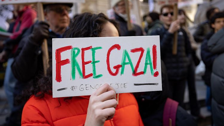 Für diese Demonstrantin in New York ist der US-Präsident "Genozid-Joe".