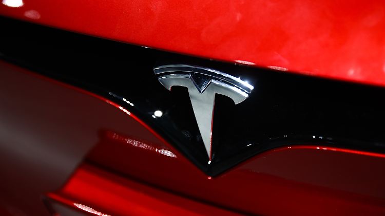 In den vergangenen zehn Jahren haben Aktionäre mit der Tesla-Aktie über 1200 Prozent gewonnen. Dieses Jahr stehen 30 Prozent Minus zu Buche. Ist die Luft raus, der einstige Champion der E-Mobilität am Ende?