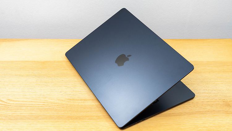 Das MacBook Air M3 in Mitternachtsblau.