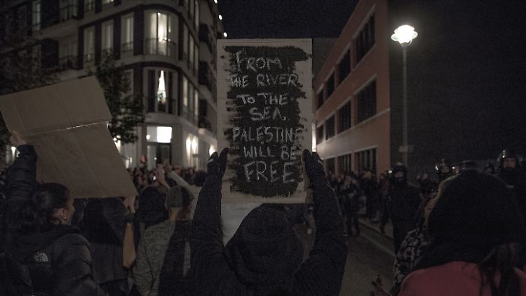 Protest im Oktober 2023 in Berlin. Der Slogan meint, dass Israel von der Landkarte verschwinden soll.