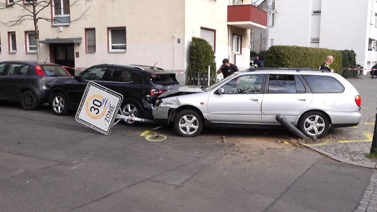 Die fatale Fahrt endete an einem Verkehrsschild.