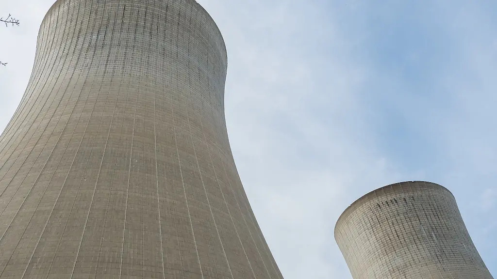 Blick-auf-die-Kuehltuerme-des-Atomkraftwerks