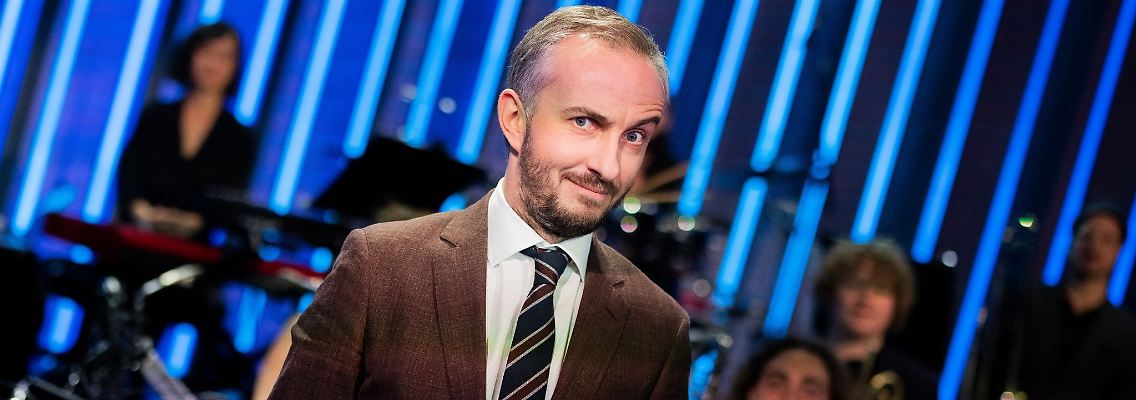 Ab dem 18.3. sagt die Stimme von Moderator Jan Böhmermann in der Buslinie 90 in Bremen die Haltestellen an.