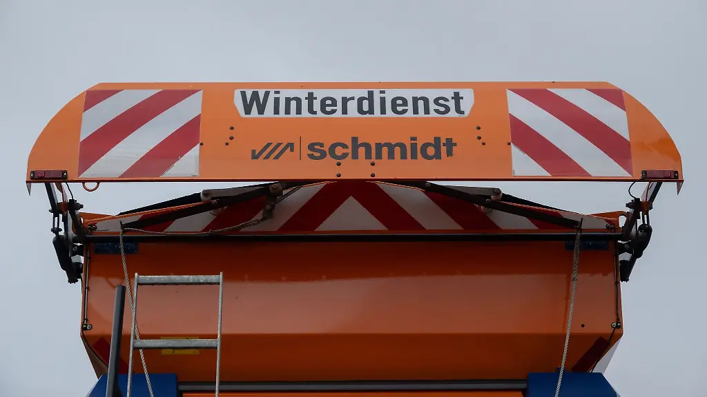 Blick-auf-das-Schild-eines-Streu-und-Raeumfahrzeugs-der-Autobahnmeisterei-Kirchheim-unter-Teck