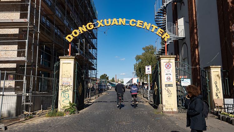 Das Dong Xuan (Frühlingswiese) Center befindet sich in Berlin-Lichtenberg.