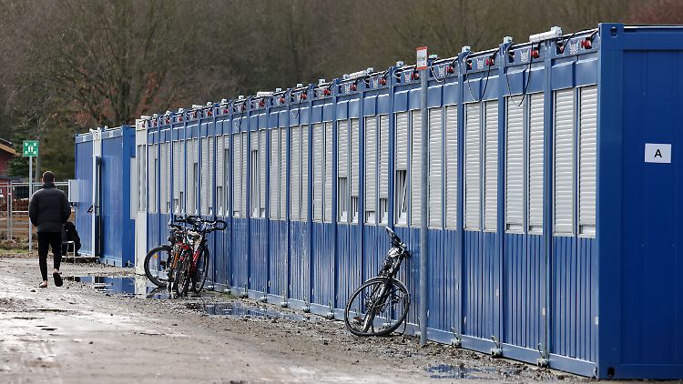 Knapp 330.000 Menschen stellten im vergangenen Jahr in Deutschland einen Erstantrag auf Asyl. Das sind rund 50 Prozent mehr als im Vorjahr.