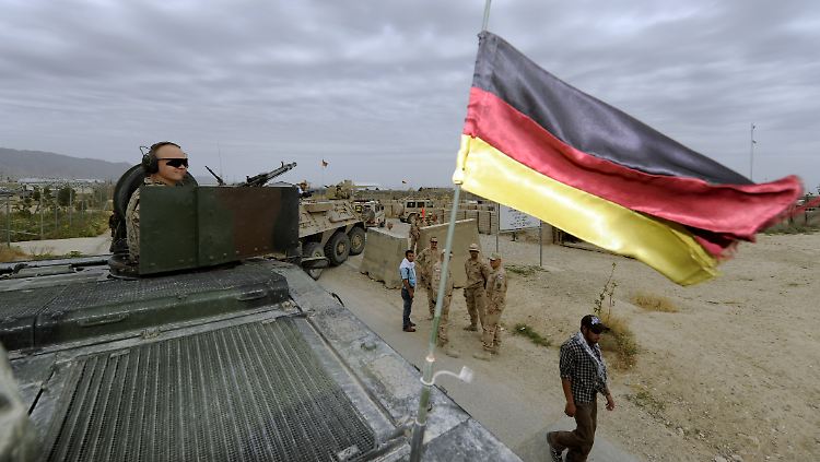 Bundeswehrsoldaten sichern bei Masar-i-Scharif einen Konvoi.