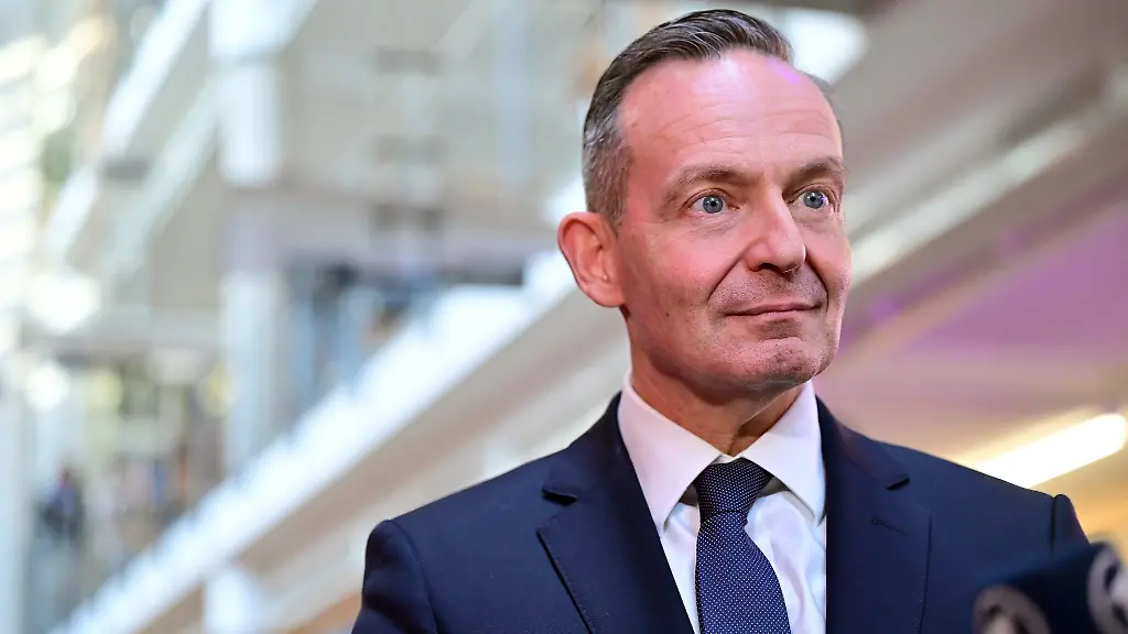 Volker-Wissing-besichtigt-den-Markt-der-Moeglichkeiten-beim-Digital-Gipfel-2023